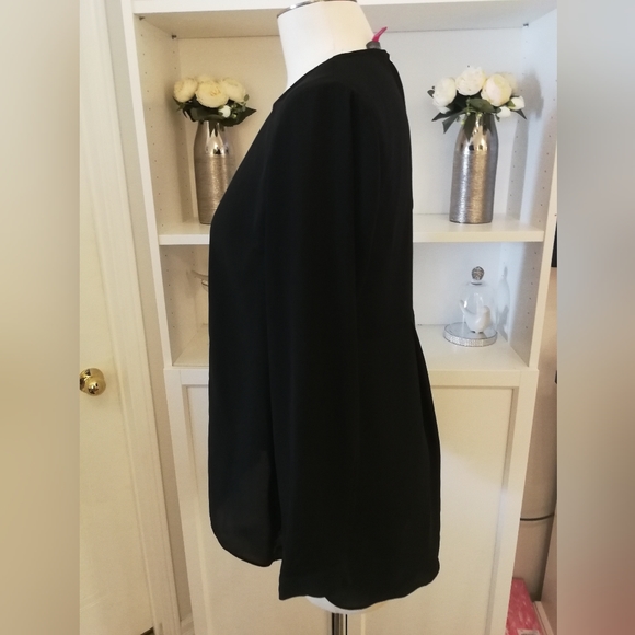 Medium black scoop neck long sleeve lightweight Vince Camuto top, button cuffs - Picture 4 of 9